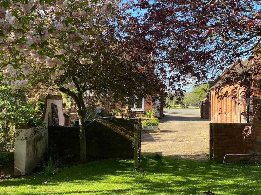 Cottage Barn Conversion On Working Farm Worcester Exterior photo